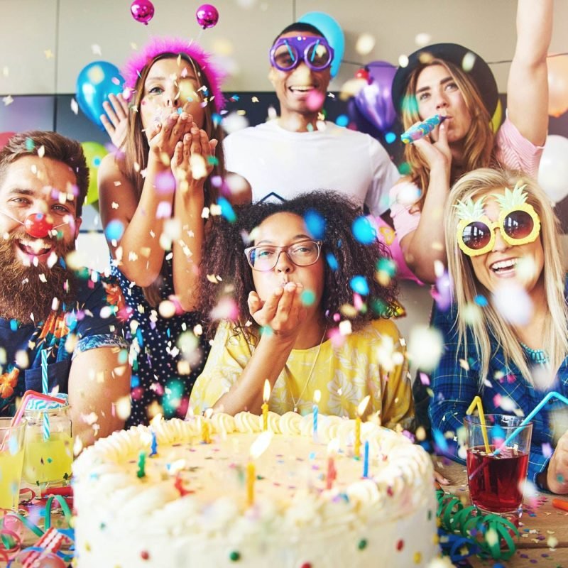 confetti-flying-around-group-celebrating-a-party.jpg Gestión de Eventos